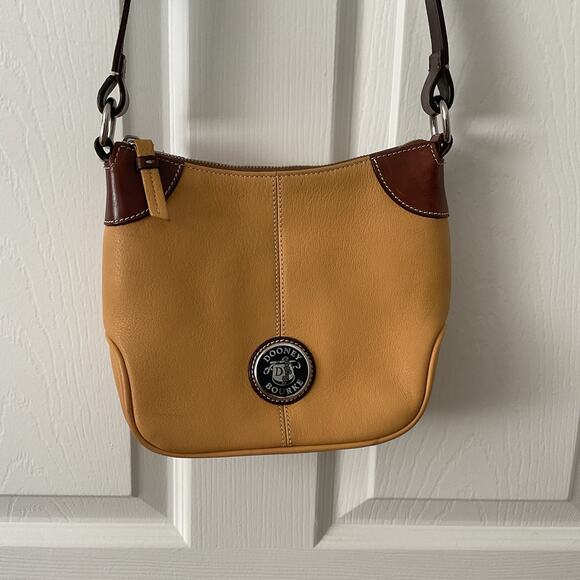Vintage Dooney And Bourke All Weather Leather Crossbody Mustard Adjustable - Picture 1 of 6